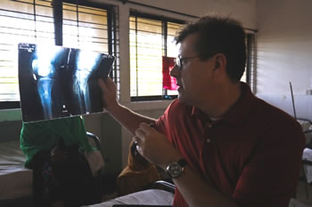 PHR’s Dr. Homer Venters examines an X-ray of a Rohingya man 